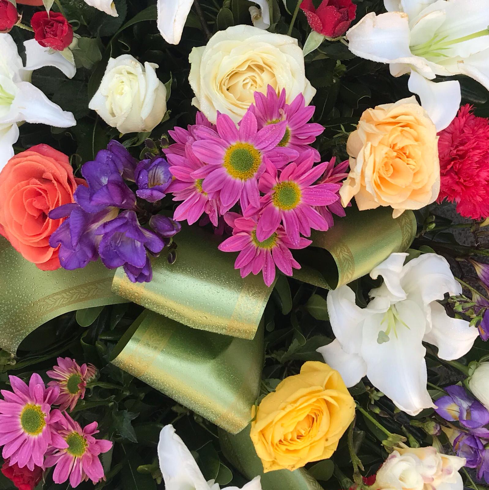 Cuscino funebre multicolore di fiori misti - immagine 3