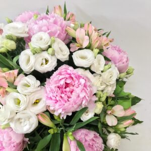Cesto di fiori in spugna - Peonie e lisianthus