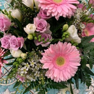 Fiori in cesto misti, rosa e bianchi