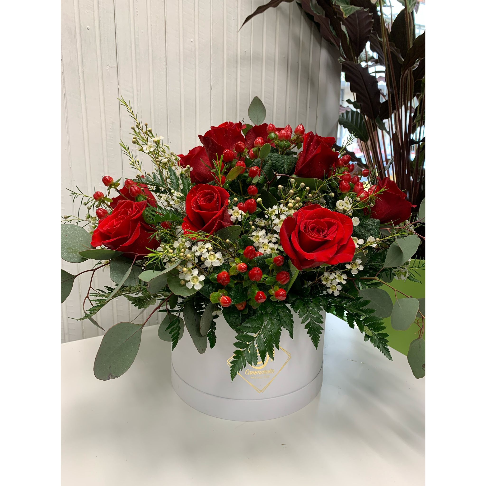 Scatola cilindro misto rose rosse e fiori bianchi - immagine 3