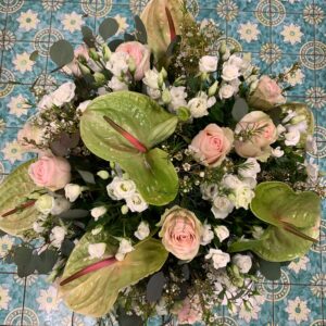 Fiori in cesto con anthurium e rose
