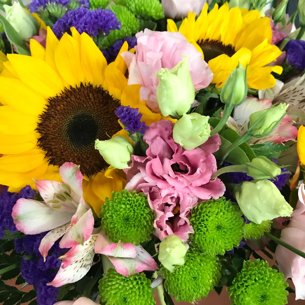 Bouquet di fiori misti con girasoli - immagine 3