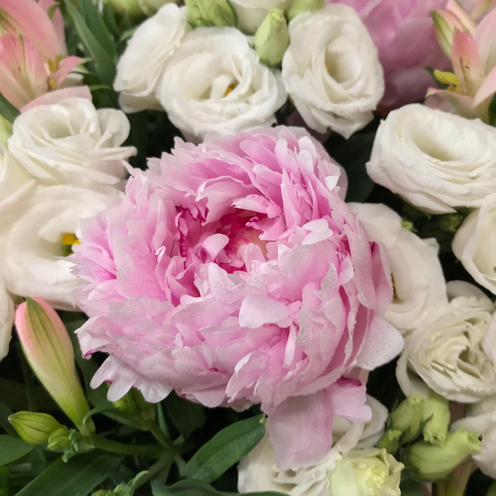 Cesto di fiori in spugna - Peonie e lisianthus - immagine 3