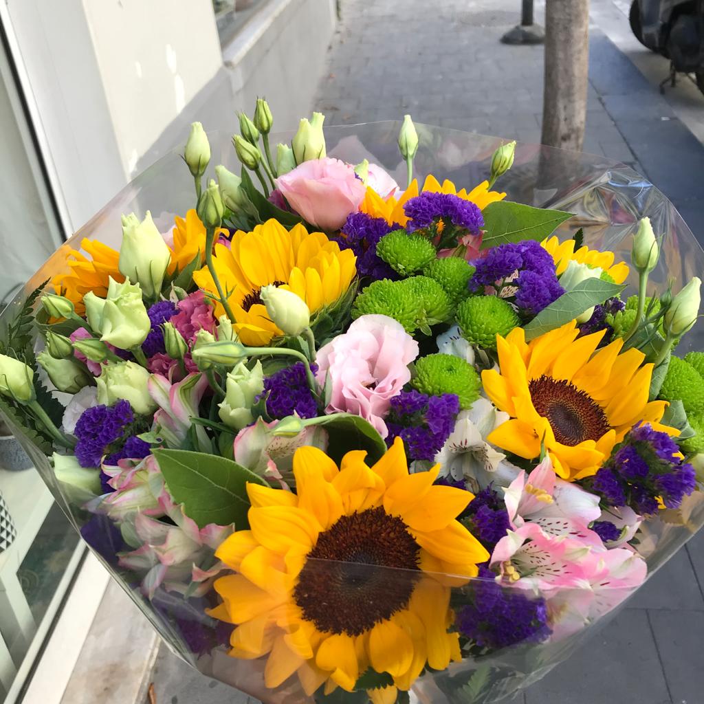 Bouquet di fiori misti con girasoli - immagine 4