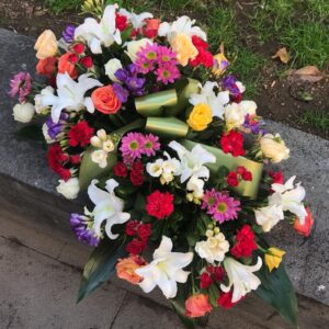 Cuscino funebre multicolore di fiori misti