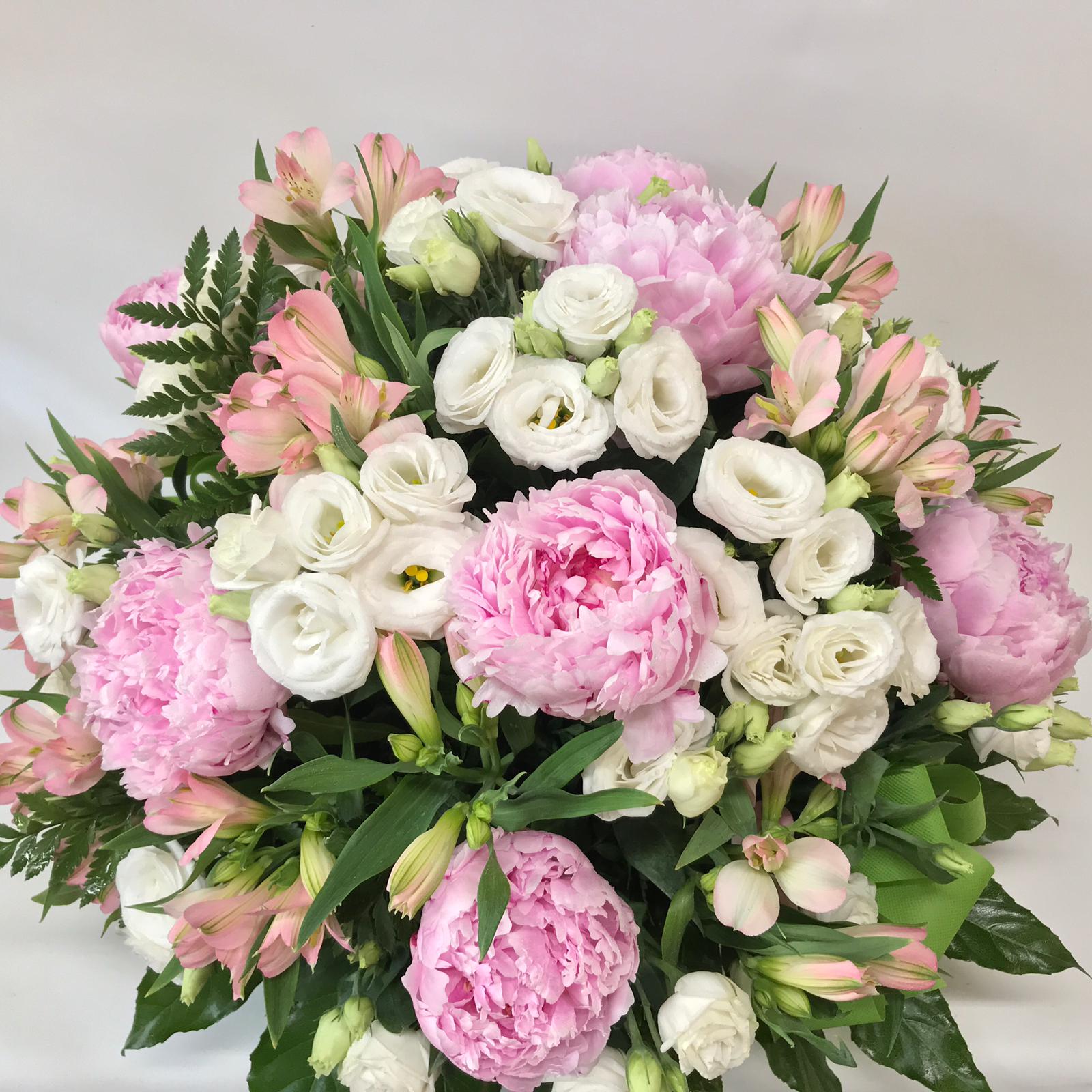 Cesto di fiori in spugna - Peonie e lisianthus - immagine 2