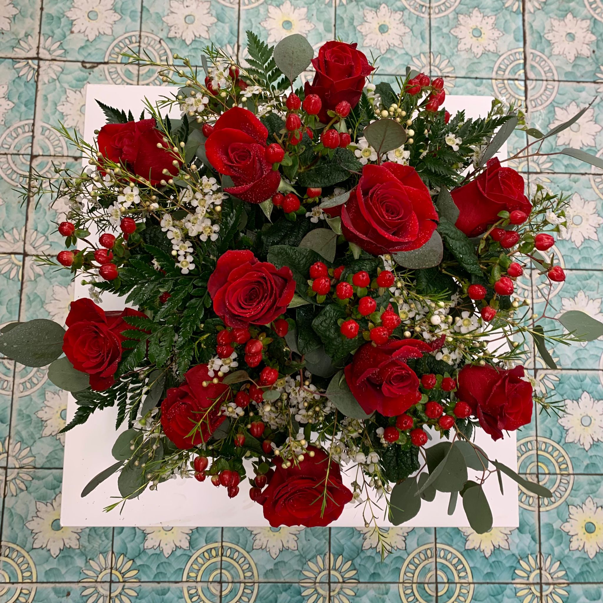 Scatola cilindro misto rose rosse e fiori bianchi - immagine 2