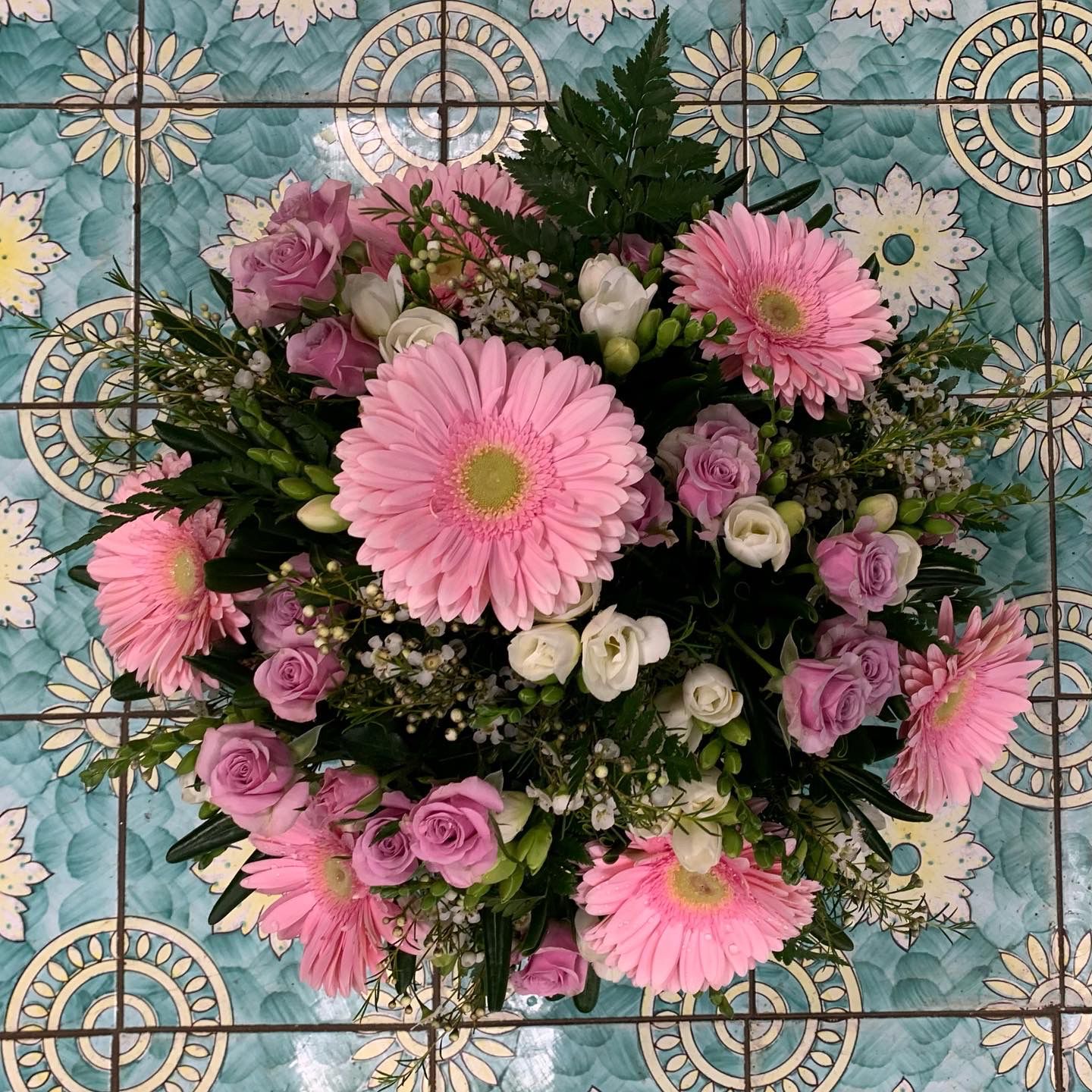 Fiori in cesto misti, rosa e bianchi - immagine 2